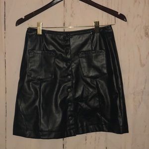 Black Faux leather snap closure skirt size S ❤️